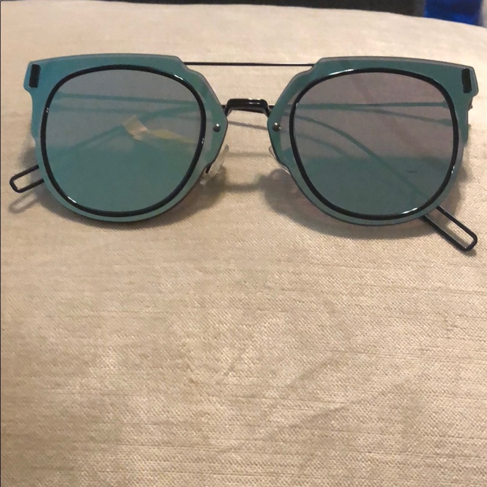 UNIQUE BLUE REFLECTIVE LENS AND BLACK SUNGLASSES